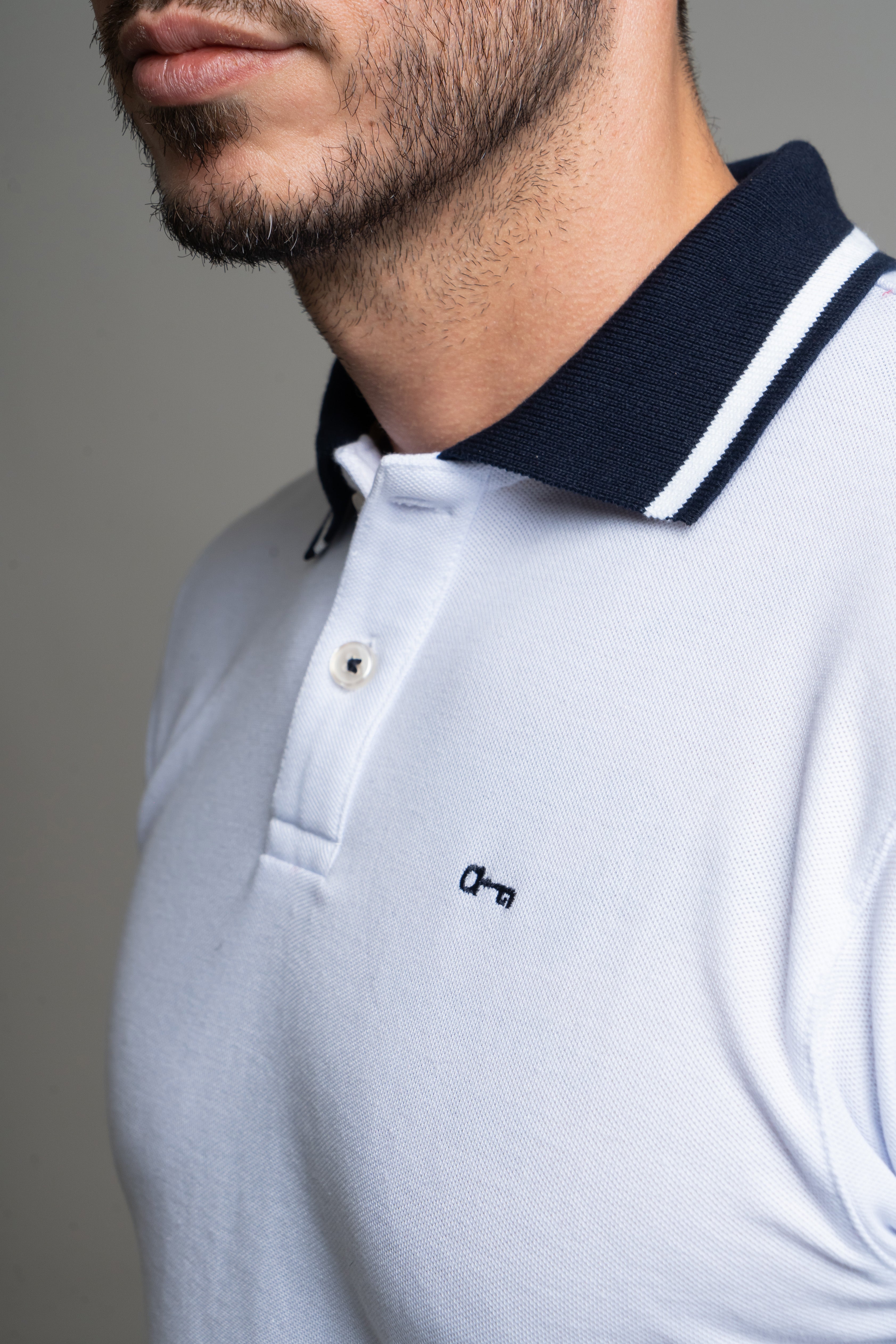 Polo Piqué Blanca Cuello Marino