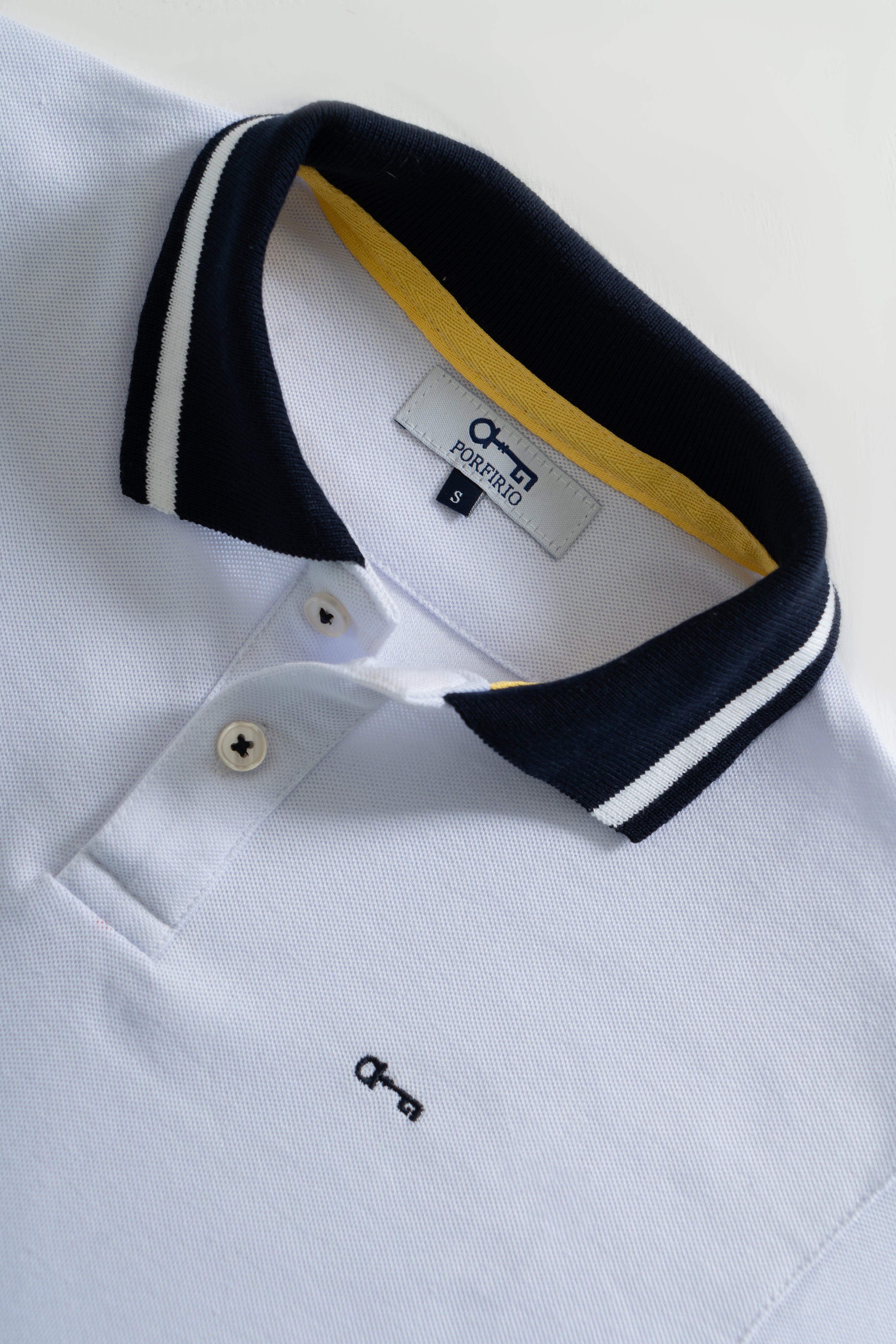 Polo Piqué Blanca Cuello Marino